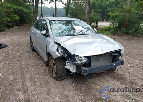 2021 Kia Forte Lxs z USA, uszkodzony, nr VIN 3KPF24AD1ME279713